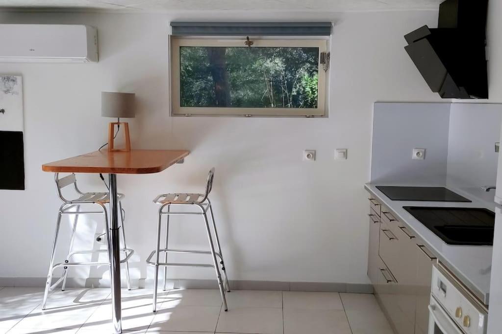 Charmant Studio Independant Dans La Colline Eyguieres Ngoại thất bức ảnh